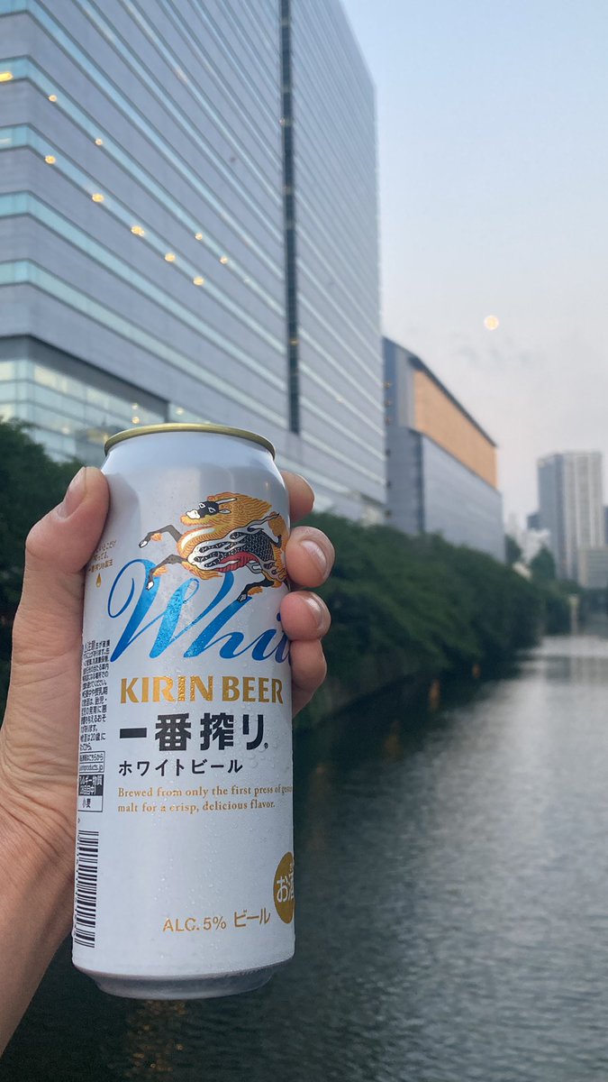 hidezi_plasma's tweet image. ここ数年は暑過ぎて夏嫌いになってたけど
19時前でまだ明るいのはやっぱ良いな。
目黒川と雅叙園と月。