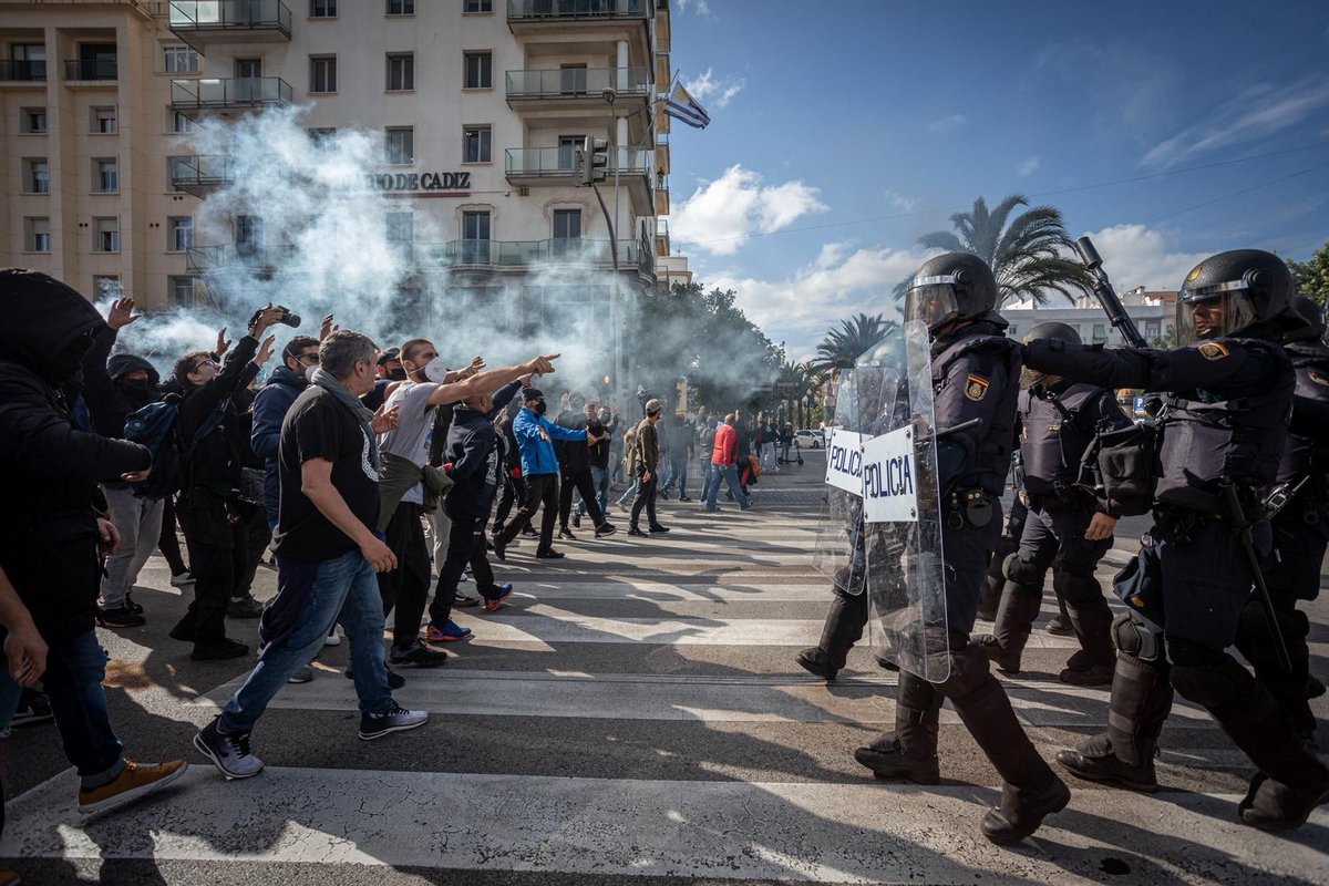 Llevan dos semanas deteniendo a trabajadores por ejercer el supuesto derecho a huelga ante el silencio y desprecio más absoluto de los socios de gobierno, aquellos que van de "izquierdas".

En esta farsa llamada democracia, nada para el pueblo, todo para el capital.