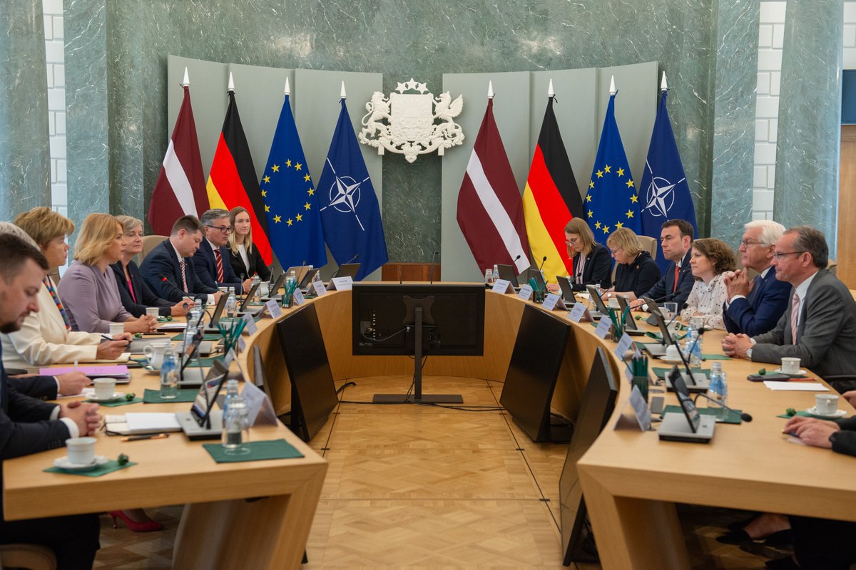 🇱🇻🇩🇪 Vācija ir Latvijas stratēģiskais partneris. Mums ir cieša ekonomiskā sadarbība, savstarpējo investīciju apjoms pieaug. Mūs vieno kopīgas vērtības un izpratne par drošību. 

Ar Vācijas prezidentu Franku Valteru Šteinmeieru pārrunājām iespējas paplašināt mūsu sadarbību, īpaši