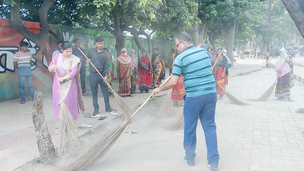 smart_bgp's tweet photo. 🧹भागलपुर बोले – सफ़ाई अपनाओ, बीमारी भगाओ! 🌳
📍Zero Mile पर चला स्वच्छता का सुपर एक्शन! भागलपुर स्मार्ट सिटी लिमिटेड व नगर निगम ने मिलकर चलाया ज़ोरदार सफाई अभियान l
📹ICCC की निगरानी में – CCTV, Emergency Call Box, VMD स्क्रीन, और Online Complaint System से हुआ लाइव मोनिटरिंग l https://t.co/AfTW6FApkN