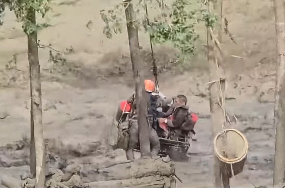 खोला घटेपछि यो डोको लिन जाला कि नजाला यो जोडी😂