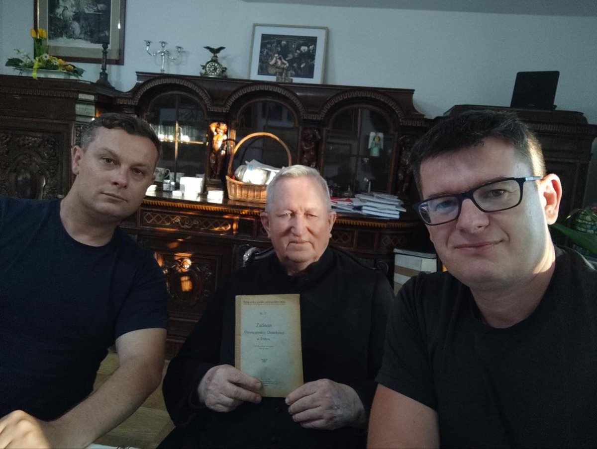 OWPOWPOWP's tweet photo. Delegacja OWP spotkała się z ks. prałatem Józefem Majem. Tematem przewodnim były dzieje  Chrześcijańskiej Demokracji. Nasi przedstawiciele przekazali jedną z rzadkich przedwojennych pozycji pt. "Zadania Chrześcijańskiej Demokracji w Polsce" ks.  Stanisława Adamskiego z 1922 r. https://t.co/QJ9FYAqSug