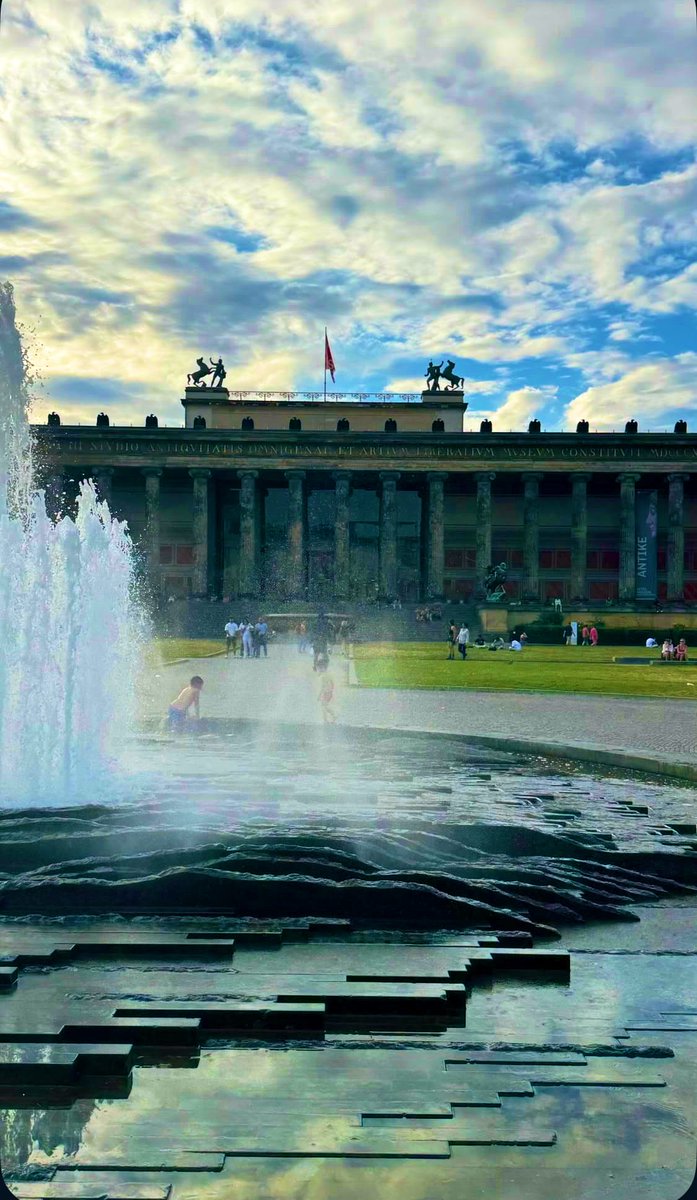 وقُل للمُتمسكين بالدُعاء 
لن يخذلكم الله أبداً ..🤍