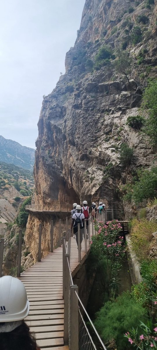 CEAR_Andalucia's tweet image. ⛰️Con la llegada del verano, volvimos a recorrer los senderos del @CaminitoDelRey_ Una experiencia única con la que promovimos el fortalecimiento de vínculos y el conocimiento del entorno de la región de acogida.
💚Gracias al #AyuntamientodeArdales por la invitación!