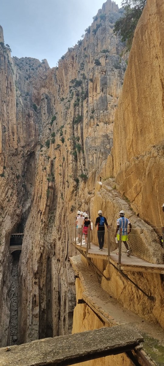 CEAR_Andalucia's tweet image. ⛰️Con la llegada del verano, volvimos a recorrer los senderos del @CaminitoDelRey_ Una experiencia única con la que promovimos el fortalecimiento de vínculos y el conocimiento del entorno de la región de acogida.
💚Gracias al #AyuntamientodeArdales por la invitación!