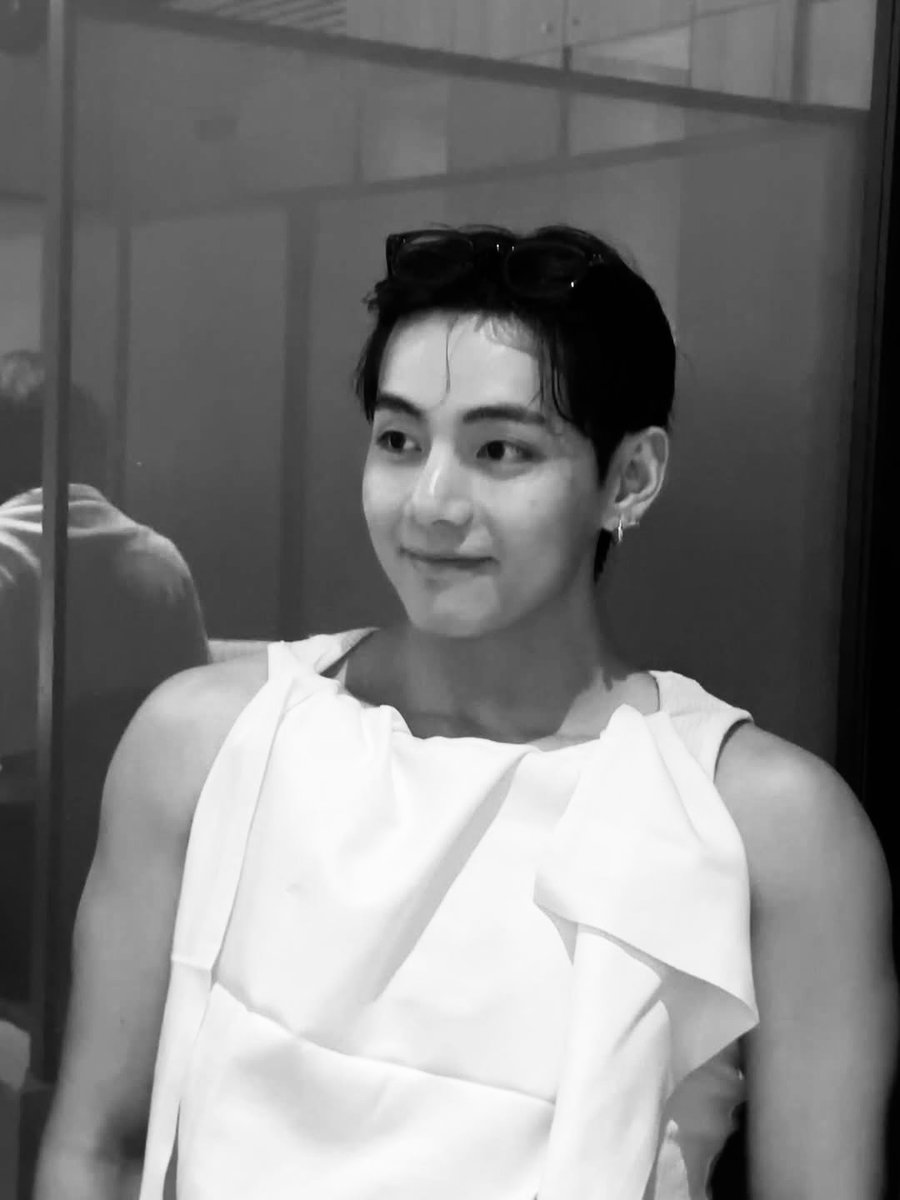 ofthevi's tweet image. Whether it’s a candid glance or a perfectly timed pose, he owns every second with sincerity and style. A reminder that beauty isn’t just in the look — it’s in the aura, the presence, and the ease of simply being yourself.