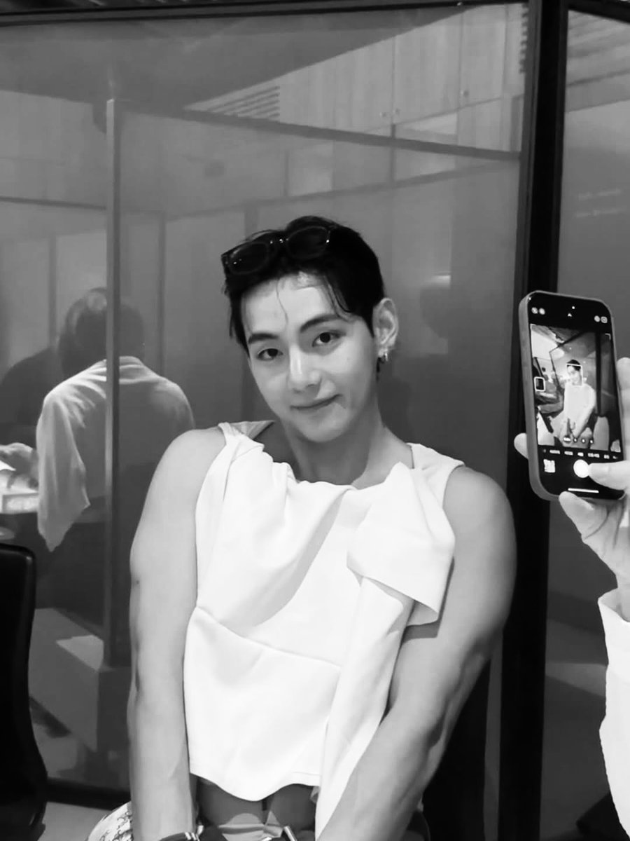 ofthevi's tweet image. Whether it’s a candid glance or a perfectly timed pose, he owns every second with sincerity and style. A reminder that beauty isn’t just in the look — it’s in the aura, the presence, and the ease of simply being yourself.