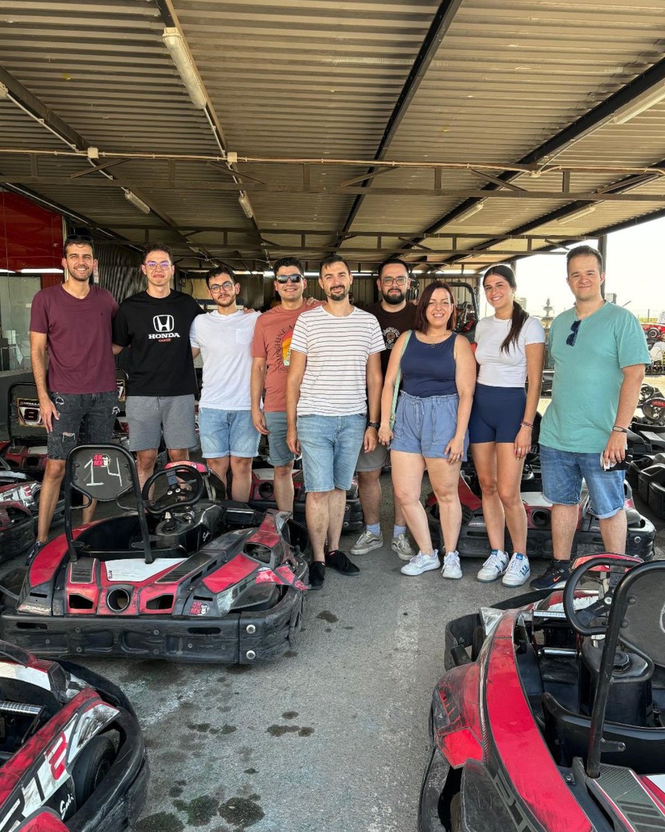 🏎️ En nuestra sede de Murcia, el equipo se subió a los karts para una jornada llena de adrenalina, risas y compañerismo

Una actividad que refuerza lo que más valoramos: la conexión humana, la confianza y el trabajo en equipo… ¡y qué mejor forma que hacerlo quemando rueda!🔥