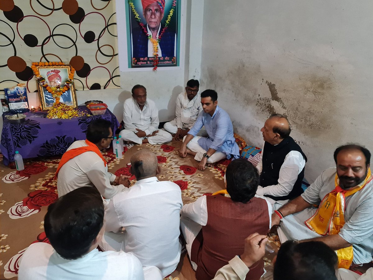 ks_chauhan23's tweet photo. भैरुंदा क्षेत्र ���े अपने परिवारजनों के बीच पहुंचकर उनका दुःख बांटा और दिवंगत पुण्यात्माओं को श्रद्धांजलि अर्पित की। https://t.co/iGBPhj8llW