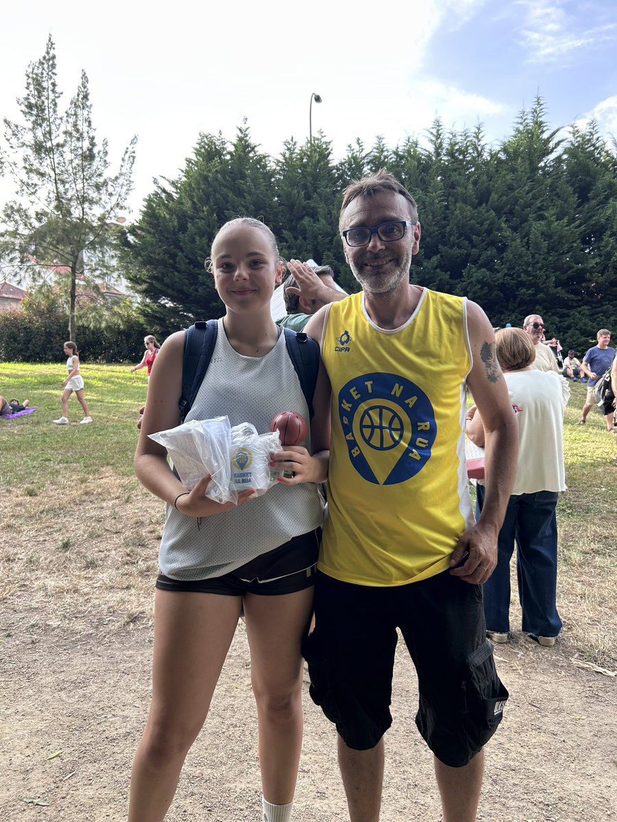 💫 Triples Feminino Infa/Kdt

Volveu ao BNR… e volveu gañar!
🏀 Idoia Filgueira revalida o título de campioa do concurso de triplas! 🔥

🏆 Trofeo + Taza como recoñecemento á súa puntería letal 🎁

#BasketNaRúa #BNR2025