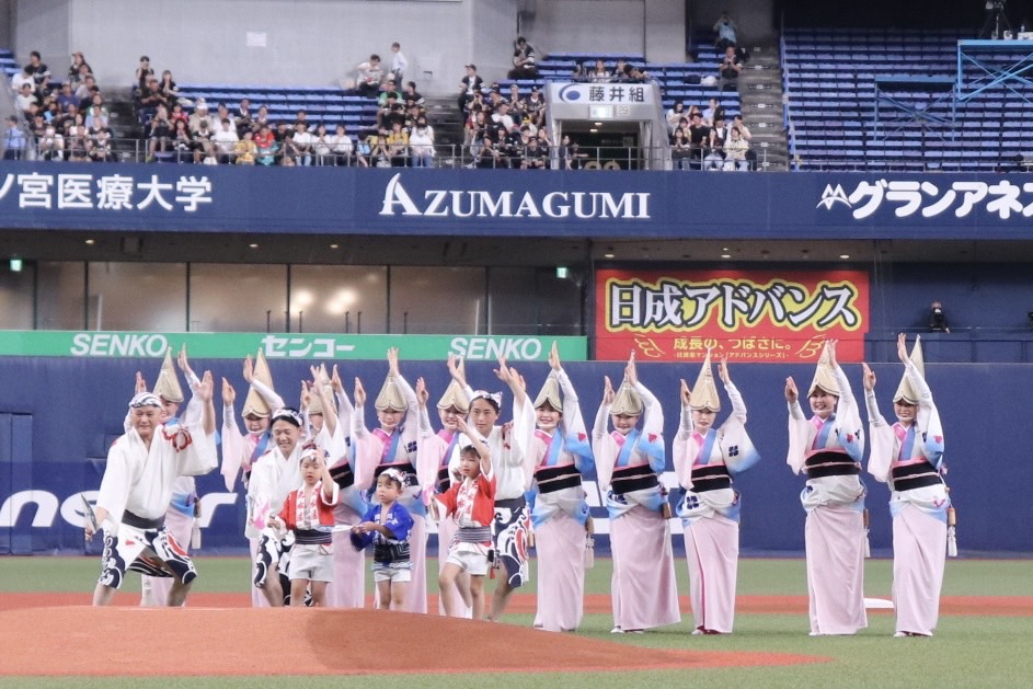 preftokushima's tweet photo. 本日の京セラドーム大阪でのオリックス・バファローズvs福岡ソフトバンクホークス戦は「踊り渦巻く！阿波・とくしまDAY」⚾️
徳島すだちの配付、阿波尾鶏、半田そうめんなどを使ったスタジアムグルメの販売、阿波おどりの披露等、皆様に徳島の魅力を堪能いただきました💓
この夏はぜひ徳島へ‼️ https://t.co/1gBT6L3PFb