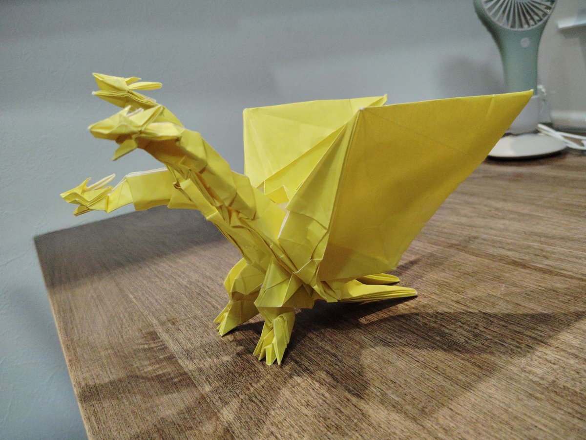 折り紙   キングギドラ
制作時間2時間     サイズ50×50
#折り紙   #キングギドラ  #ゴジラ