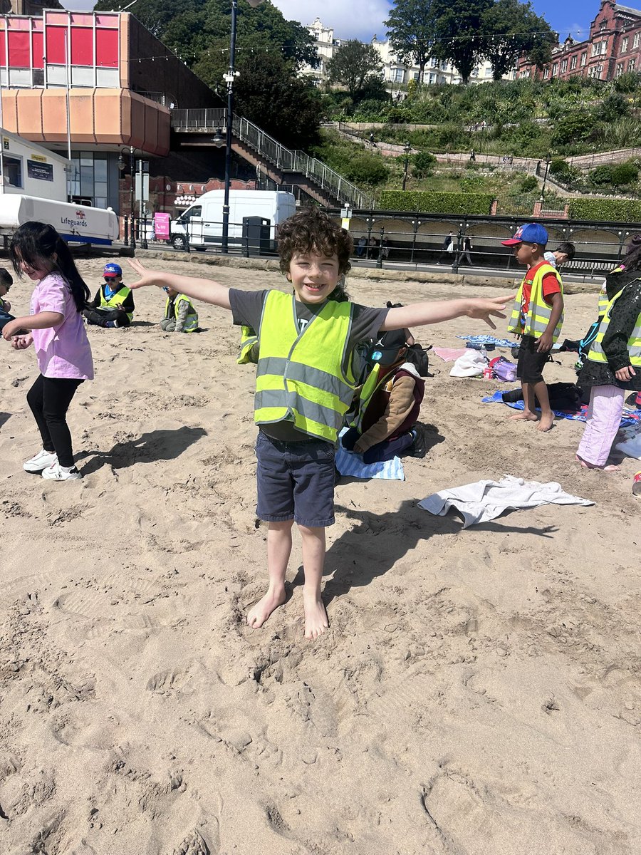 carltonj_i's tweet image. Saplings are having fun building
 Sandcastles and collecting shells on the beach. #EYFS #Scarborough #FunAtTheBeach