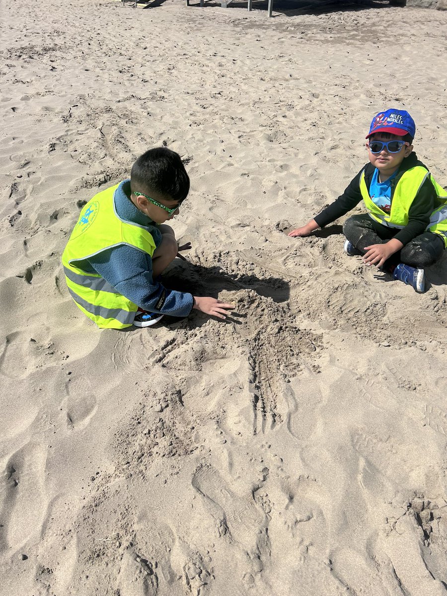 carltonj_i's tweet image. Saplings are having fun building
 Sandcastles and collecting shells on the beach. #EYFS #Scarborough #FunAtTheBeach