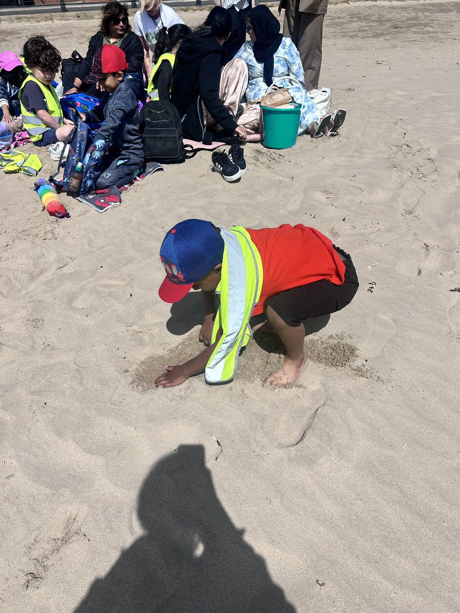 carltonj_i's tweet image. Saplings are having fun building
 Sandcastles and collecting shells on the beach. #EYFS #Scarborough #FunAtTheBeach