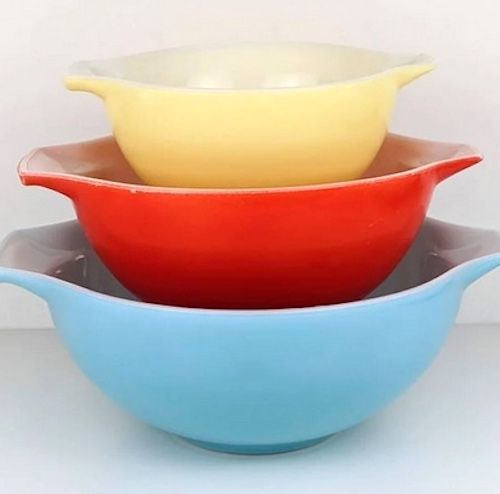 VintageKitchen_'s tweet image. Serve up some really colourful salads &amp;amp; pastas with these vibrant #vintage Pyrex Carnival Cinderella bowls. bit.ly/4gYvhPE 

#pyrex #vintagepyrex #kitchenalia