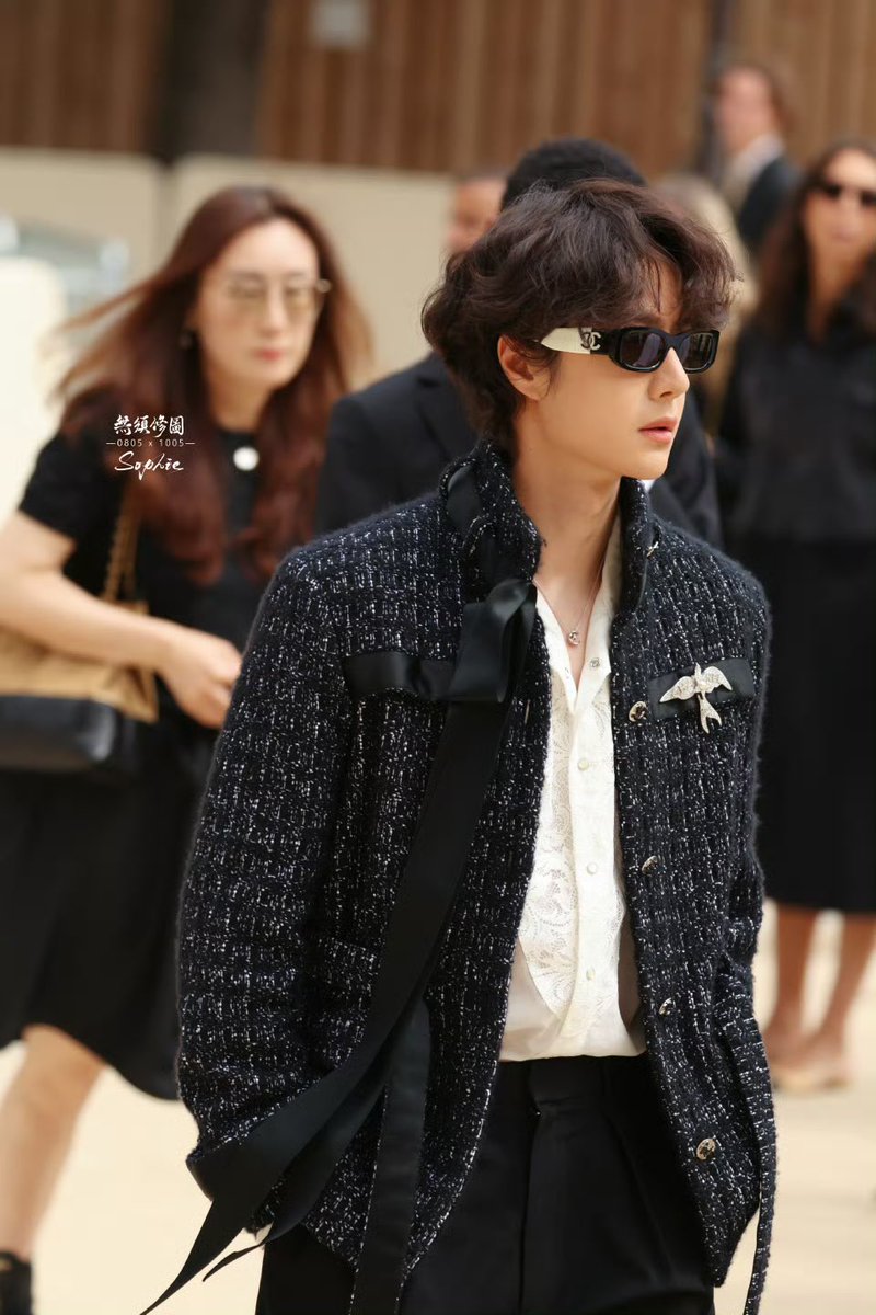 โอโห้วววววว มาลุคนี้ใครจะรอด  ขอลาก่อนนนนนนนนน มึงการที่เค้าหายไปเกือบ2 เดือนแล้วดูกลับมาอีกทีลุคนี้ 

YIBO CHANEL FW25Couture
#WangYiBoCHANELHauteCouture <a href="/CHANEL/">CHANEL</a>