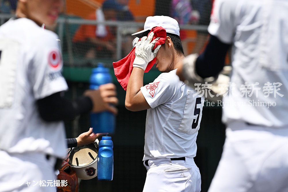 ryukyushimpo_ph's tweet image. 全国高校野球選手権沖縄大会 沖縄尚学と宜野座が4強入り
ryukyushimpo.jp/news/sports/en…
第107回全国 #高校野球 選手権沖縄大会は6日、準々決勝を行い、沖縄尚学と宜野座が4強入りです。#沖尚 は美来工科を2―0で下し、2年ぶり29度目。#宜野座 はKBCを延長十回の末に1―0で破り、11年ぶり11度目の4強です。