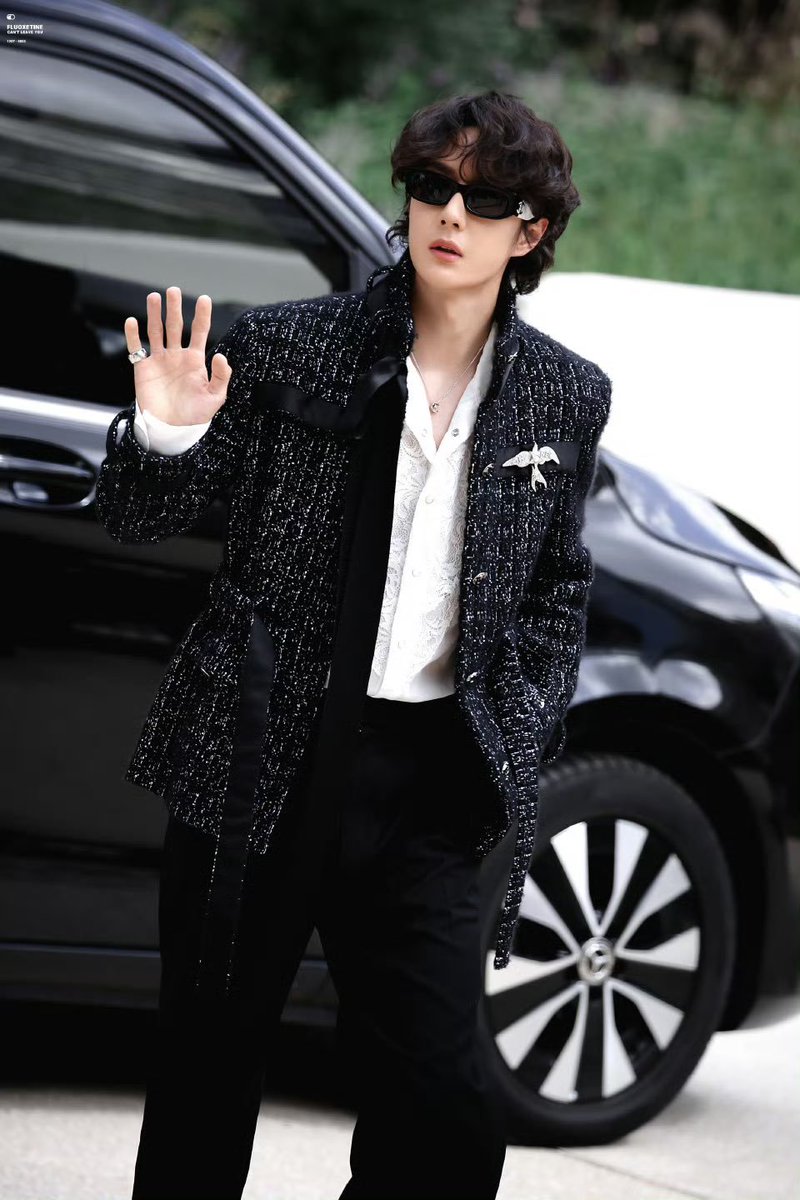 Miniwang_85's tweet photo. เป็นรูปที่ลบล้างความท้อแท้ในการทำงานวันนี้มากไม่อยากจะบอกใครเลยว่าน้องอี้ป๋อโครตหล่อ หล่อแบบไม่มีอะไรกั้นได้ หล่อเหมือนลอยมาไม่ได้เดินหน้าเด็กมากเฟรสมากลูกม๊าไม่เคยโตเลยเด็กลงๆทุกวันแล้วน้องลูกนกกลับมาทีไ���กระชากหัวฉันกลับมาสู่รังเลี้ยงลูกเจี๊ยบไปวันๆจริงๆ แงงงงงงรักว้อยยยยยยย https://t.co/VSO8FJccSF
