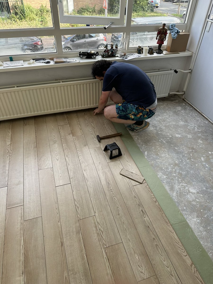 Ik leg met mijn Syrische vriend een gratis af te halen laminaat vloer. Veel beschadigde randjes en groefjes.  Opeens hoor ik hard”KUT” als het hem even niet lukt.  ‘Cumlaude geslaagd voor je inburgeringscursus’ roep ik hem.
