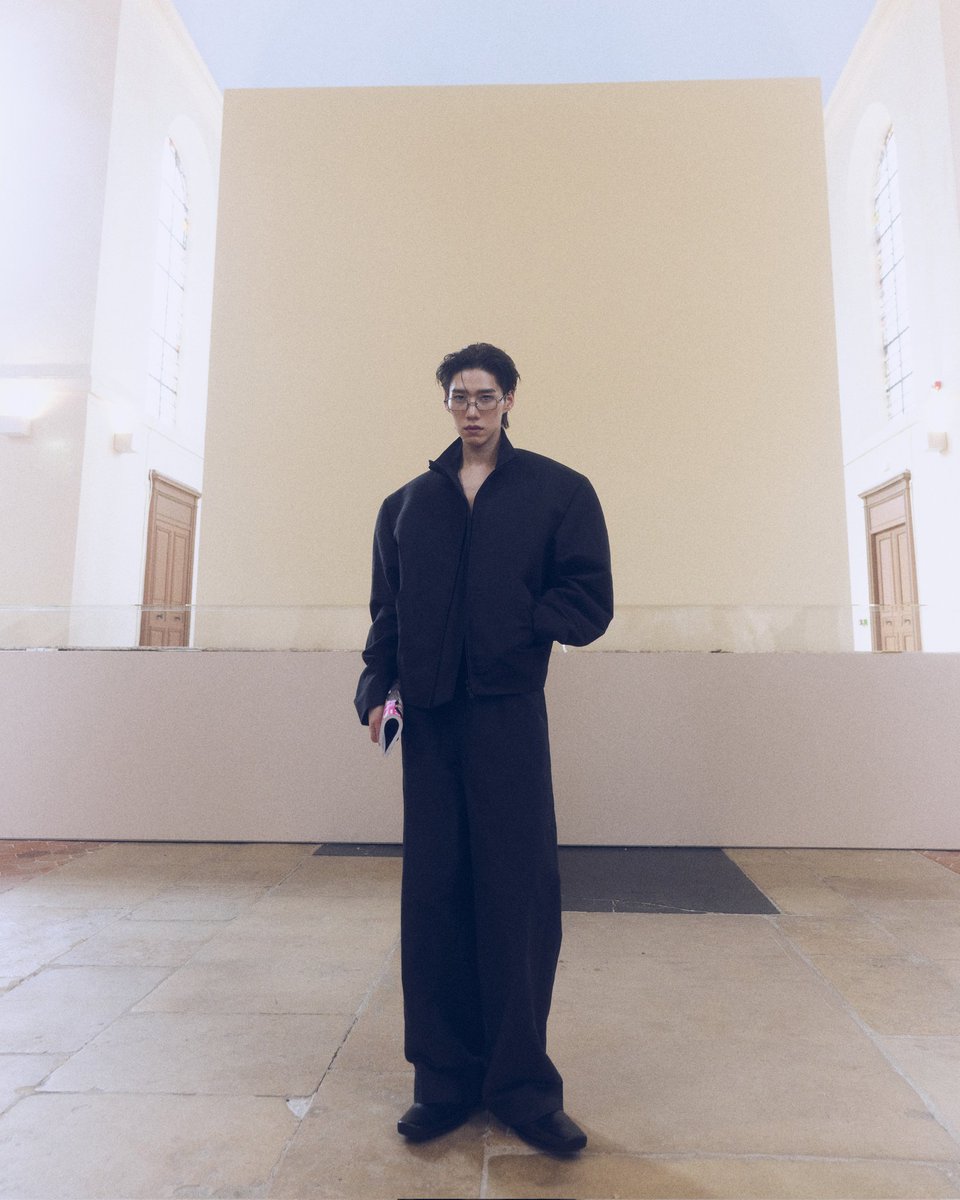 PP KRIT X BALENCIAGA COUTURE 54 
#PPKritTakesParis2025 #ppkritt
#BalenciagaxPPKRIT #Balenciaga 
นิทรรศการเริ่มต้นด้วยการจัดแสดงวัตถุที่เคยถูกใช้เป็นบัตรเชิญเข้าร่วมแฟชั่นโชว์ของบาเลนเซียก้า จากนั้นตามด้วยไฮไลต์ของงาน ได้แก่ นิทรรศการ 101 ชิ้น ซึ่งคัดสรรโดย Demna