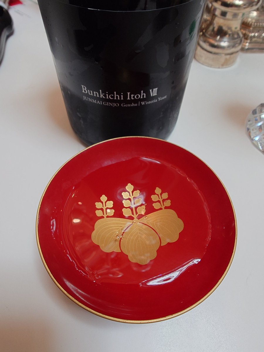 祝杯を挙げています。