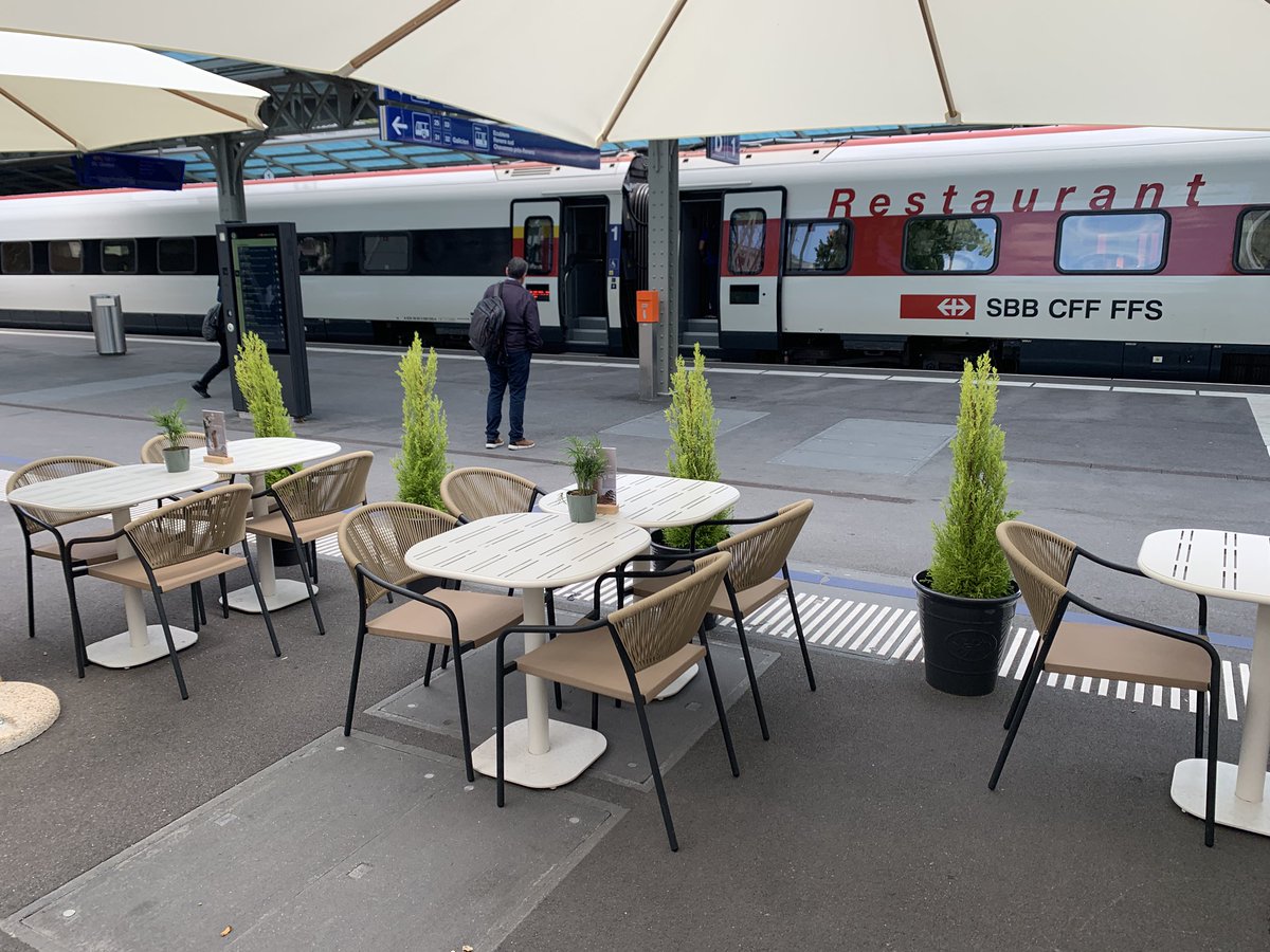Nouvelle terrasse ouverte sur la voie 1 de la gare de Renens 😎🍹
