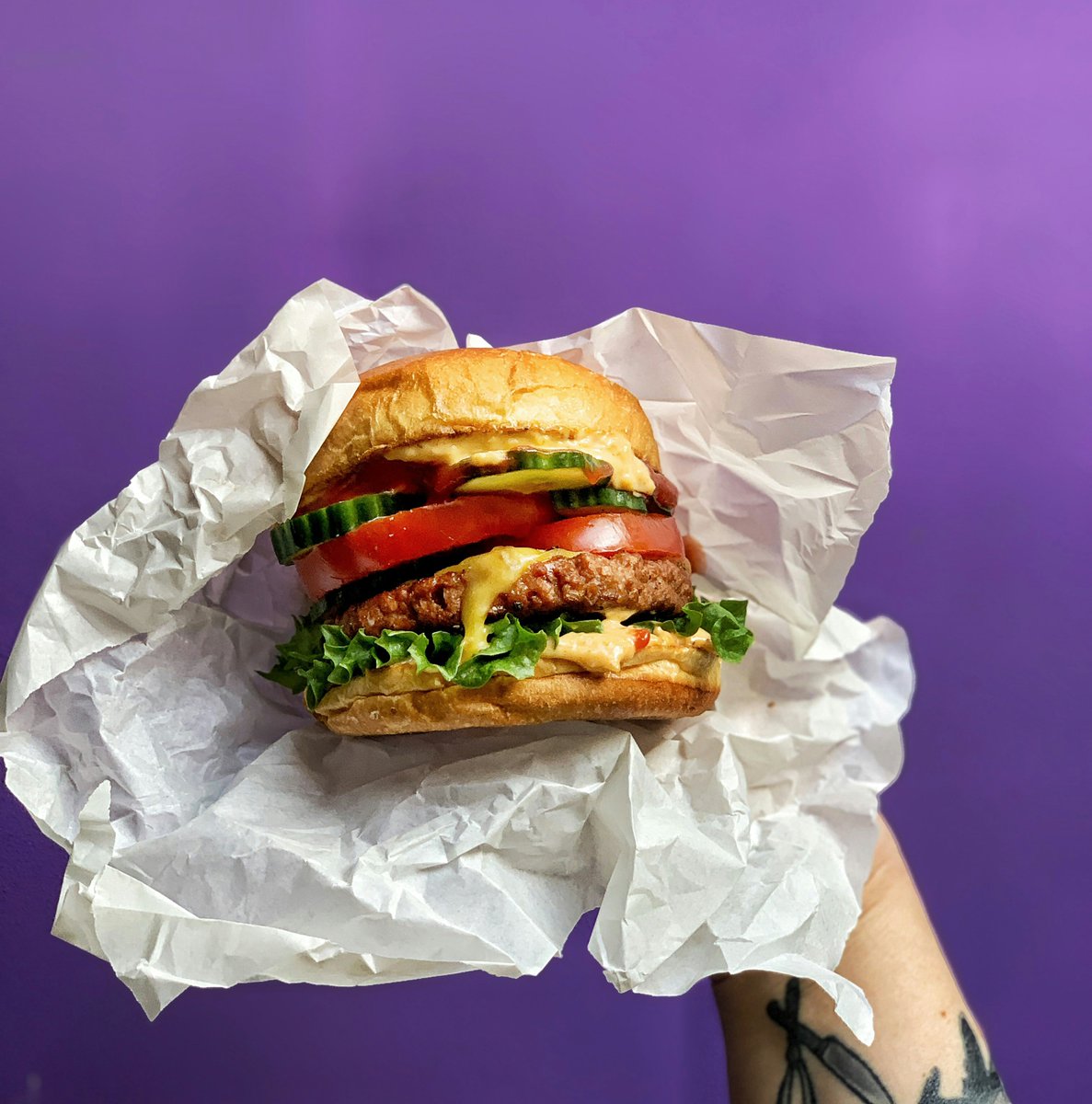 ¿La hamburguesa como nuevo “pintalabios rojo”? 💄🍔

Junto a <a href="/Asli7/">Asli Cazorla Milla</a>  exploramos cómo ha pasado de fast food a símbolo de estilo de vida.

👉Dale un bocado en <a href="/topcomunicacion/">TOP COMUNICACIÓN RP</a>:  topcomunicacion.com/el-nuevo-marke…

#Branding #MarketingDigital #VIU