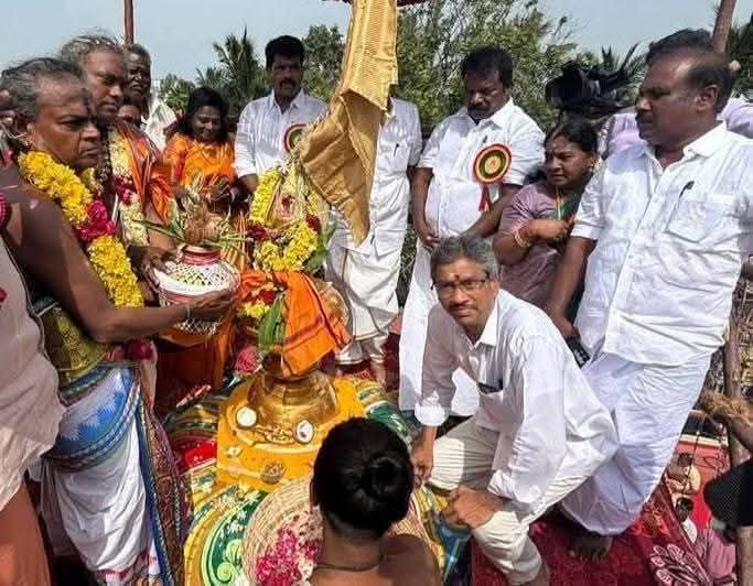 காங்கிரஸ் கட்சி மாநில தலைவர் செல்வ பெருந்தகை அவர்கள் வல்லக்கோட்டை முருகன் கோவில் குடமுழுக்கு விழாவில் சாதிய தீண்டாமையின் காரணமாக தன்னை அனுமதிக்கவில்லை என்று ஊடகங்களில் பதிவு செய்திருந்தார், ஆனால் இந்த புகைப்படத்தில் கும்பாபிஷேகம் நடக்கும் இடத்தில் அவர் நின்று கொண்டு உள்ளார்