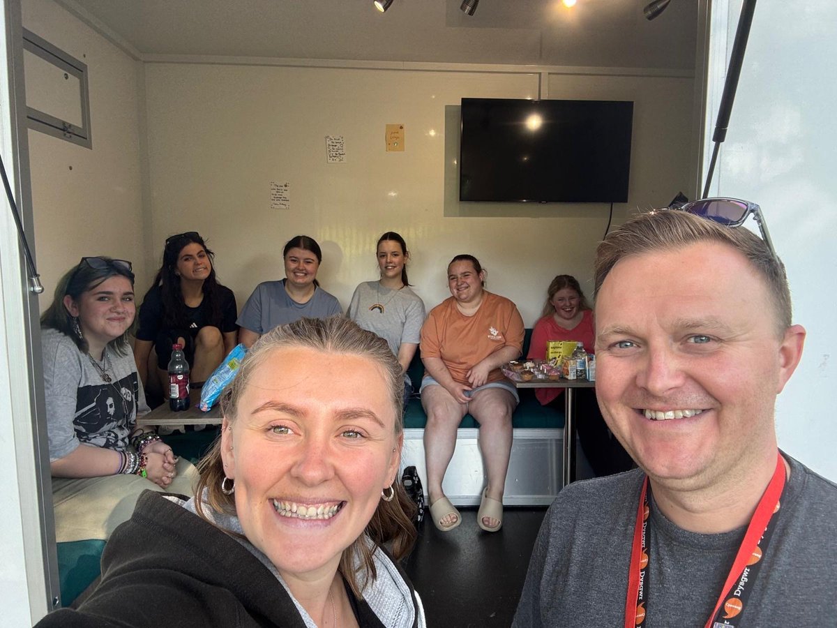 YepsRCT's tweet photo. 📣 Rhondda Youth Forum 📣
Rhondda Youth Forum's last meeting before the summer break. It was their first meeting using the YEPS Van in #Ystrad!! They even recruited their first doggy member. 🐶🐾
For more information on the forums visit https://t.co/NOtEby5jna https://t.co/qjMn7lxj7e