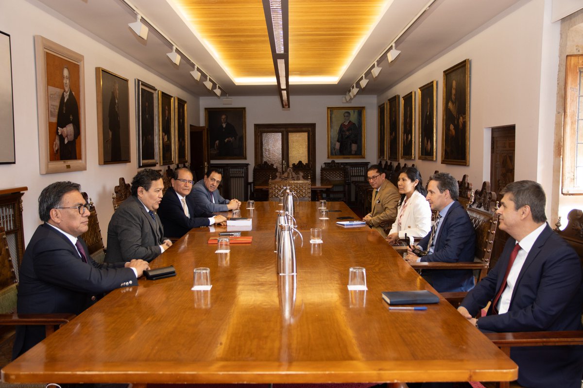 usal's tweet photo. El rector de la USAL, Juan Manuel Corchado, recibió la pasada semana al presidente del Parlamento Andino, Gustavo Pacheco Villar. 

La reunión de trabajo se centró en el impulso de iniciativas conjuntas en el ámbito académico y en el fortalecimiento de los lazos institucionales.

Más información ➡️ https://t.co/b8wr4cfjgb