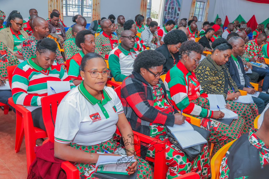 IntumwaNews's tweet photo. #Burundi : Le parti de l'aigle organise une retraite spéciale pour les nouveaux députés.

Dans le but de bien préparer les représentants du peuple qui siégeront à l’Assemblée nationale pour la période 2025-2030, le parti @CnddFdd  a organisé une retraite spéciale a partir de ce 7 juillet 2025 à @Gitega. Cette rencontre a réuni les députés récemment élus pour réfléchir ensemble sur leurs futures responsabilités.

Lors de l’ouverture officielle de cette retraite, le Secrétaire Général du parti @CnddFdd,Très Honorable @R_Ndikuriyo, a rappelé aux députés qu’ils ont été choisis par le peuple burundais et que ce dernier attend beaucoup d’eux.

Il a insisté :
« Vous avez été choisis parce que vous êtes dignes de confiance. Le peuple espère beaucoup de vous. Ne les décevez pas. Nous sommes ici pour bien nous préparer, afin d’avoir un langage commun, une même attitude, un même objectif et une action cohérente. »

Il a aussi rappelé les grandes missions des députés élus : contrôler l’action du gouvernement, voter les lois, et protéger les intérêts du peuple.

Pendant cette retraite, plusieurs thèmes seront abordés, surtout sur le rôle du député dans l’amélioration des conditions de vie des citoyens burundais. Le Secrétaire Général @R_Ndikuriyo a souligné que c’est l’objectif principal de cette formation.

« Le #Burundi entre dans une nouvelle phase. Nous souhaitons que vous commenciez ce mandat étant bien  préparé », a-t-il conclu.

Cette retraite montre que le @CnddFdd veut former des députés responsables, capables de répondre aux attentes de la population et de construire un avenir meilleur pour le pays.