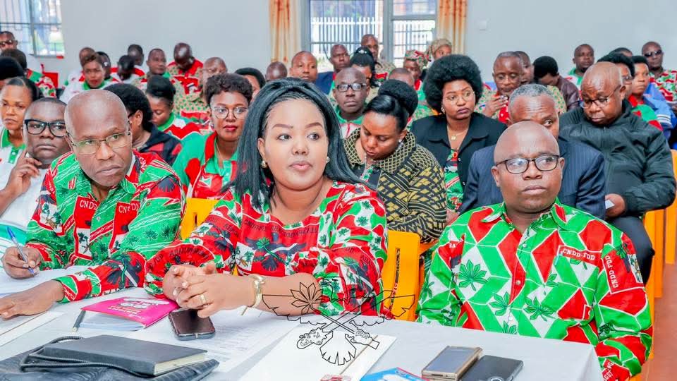 IntumwaNews's tweet photo. #Burundi : Le parti de l'aigle organise une retraite spéciale pour les nouveaux députés.

Dans le but de bien préparer les représentants du peuple qui siégeront à l’Assemblée nationale pour la période 2025-2030, le parti @CnddFdd  a organisé une retraite spéciale a partir de ce 7 juillet 2025 à @Gitega. Cette rencontre a réuni les députés récemment élus pour réfléchir ensemble sur leurs futures responsabilités.

Lors de l’ouverture officielle de cette retraite, le Secrétaire Général du parti @CnddFdd,Très Honorable @R_Ndikuriyo, a rappelé aux députés qu’ils ont été choisis par le peuple burundais et que ce dernier attend beaucoup d’eux.

Il a insisté :
« Vous avez été choisis parce que vous êtes dignes de confiance. Le peuple espère beaucoup de vous. Ne les décevez pas. Nous sommes ici pour bien nous préparer, afin d’avoir un langage commun, une même attitude, un même objectif et une action cohérente. »

Il a aussi rappelé les grandes missions des députés élus : contrôler l’action du gouvernement, voter les lois, et protéger les intérêts du peuple.

Pendant cette retraite, plusieurs thèmes seront abordés, surtout sur le rôle du député dans l’amélioration des conditions de vie des citoyens burundais. Le Secrétaire Général @R_Ndikuriyo a souligné que c’est l’objectif principal de cette formation.

« Le #Burundi entre dans une nouvelle phase. Nous souhaitons que vous commenciez ce mandat étant bien  préparé », a-t-il conclu.

Cette retraite montre que le @CnddFdd veut former des députés responsables, capables de répondre aux attentes de la population et de construire un avenir meilleur pour le pays.