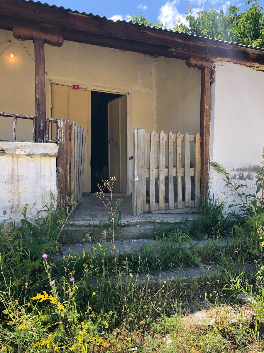 zerenaksu's tweet photo. Bugün tam 5 yıl oldu Dede💙
Ve ben bu yıl senin doğup büyüdüğün yerleri gördüm, baş ucuna koyduğun vesikalığımı gördüm.
Hislerimi anlatamam.
Seni çok özledim Dede. https://t.co/K0LZgZof0n
