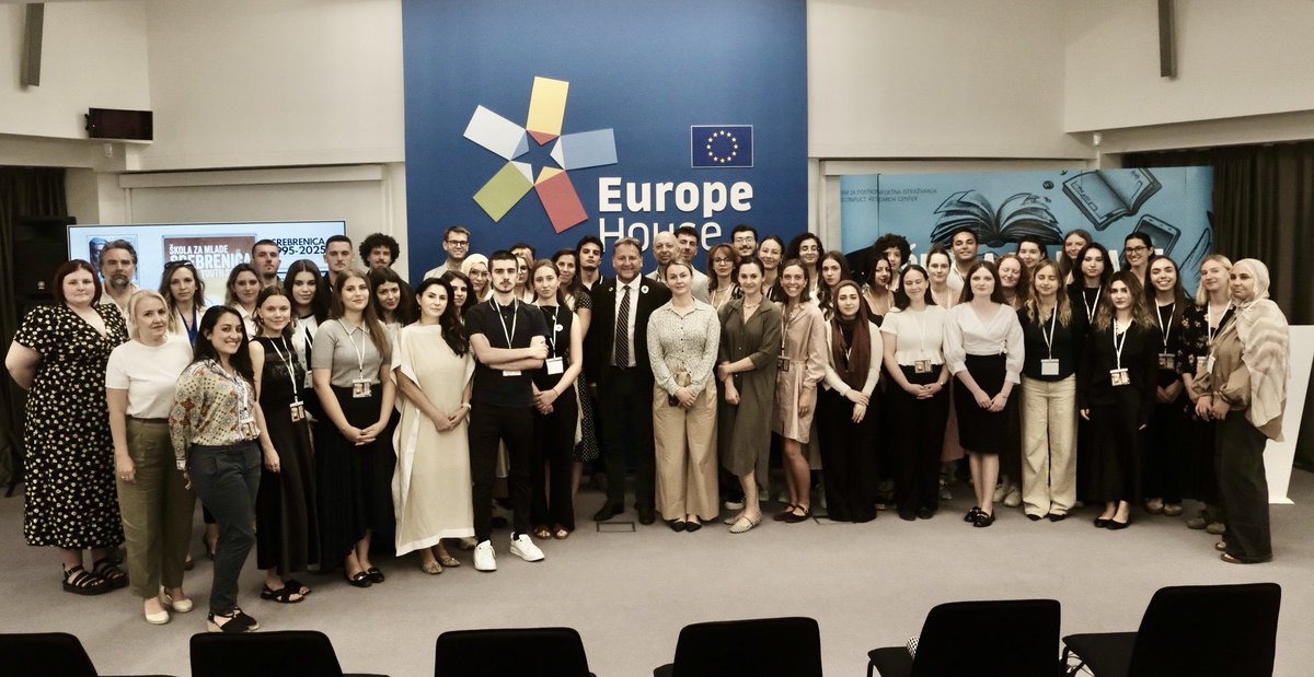 renaudmeyer's tweet image. Uplifting discussion with 50 young people from #BiH 🇧🇦, Western Balkans &amp;amp; beyond, participants of the Srebrenica Youth School organized by @PCRCBiH. Learning &amp;amp; telling the story to champion peace &amp;amp; reconciliation. Powerful message from #youth for #Srebrenica30 
@UNDPBiH @eubih