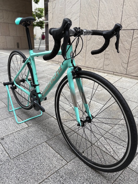 IKB_Bianchi's tweet photo. 【最初の一台】
ビアンキ神戸店です。
『 NIRONE7 SORA 』
ロードバイクを始めてみようと思っている方にはこちらニローネ7がおすすめ!
サイクリングやグループライド、イベント参加などそれぞれに楽しんで頂けます。
#ビアンキ神戸 #ワイズロード神戸 #bianchi #ロードバイク #nirone https://t.co/ieO8SWJcBD