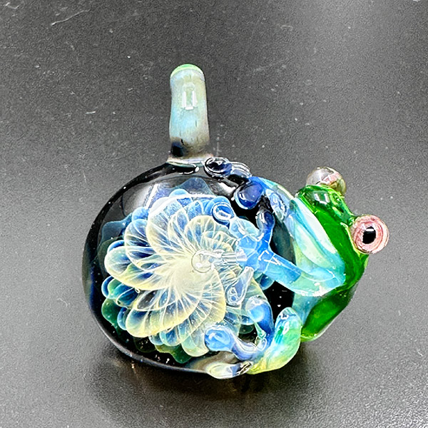 #ガラスフェス
2026年1月23日・24日開催！
会場 #KIITO

出展ブースを紹介します✨

A-30
Kengtaro
<a href="/mail_kengtaro/">Kengtaro</a> 

カエルやヤモリなどの両生類、爬虫類をモチーフにしたアクセサリーやオブジェを制作しております。
#ランプワーク #バーナーワーク