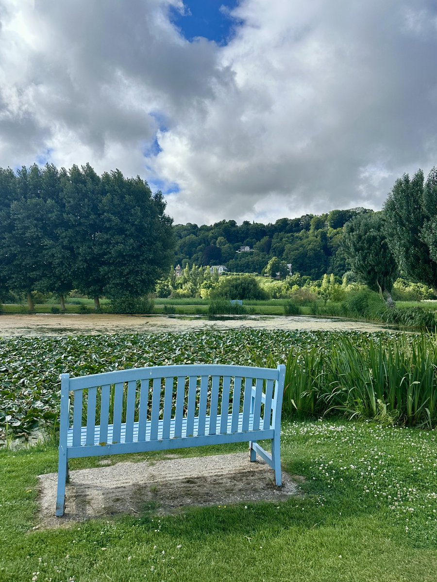 Asseyons-nous et profitons de cette belle journée🥰🥰
Bon mardi à tous 😘💙