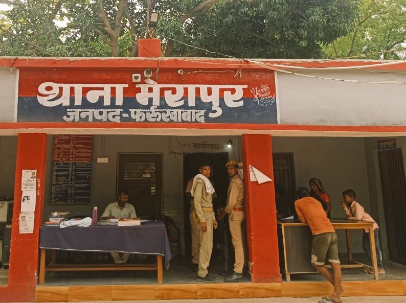 फर्रुखाबाद के थाना मेरापुर में तैनात सिपाही विकास शर्मा ड्यूटी प्रति होते हुए भी सिविलियन में बैठ कर पत्रकारों के साथ बदसलूकी कर रहे है जिसका फोटो साफ दिख रहा है क्या ये कोई नेता जनप्रतिनिधि है या एक सरकारी पुलिस कर्मचारी