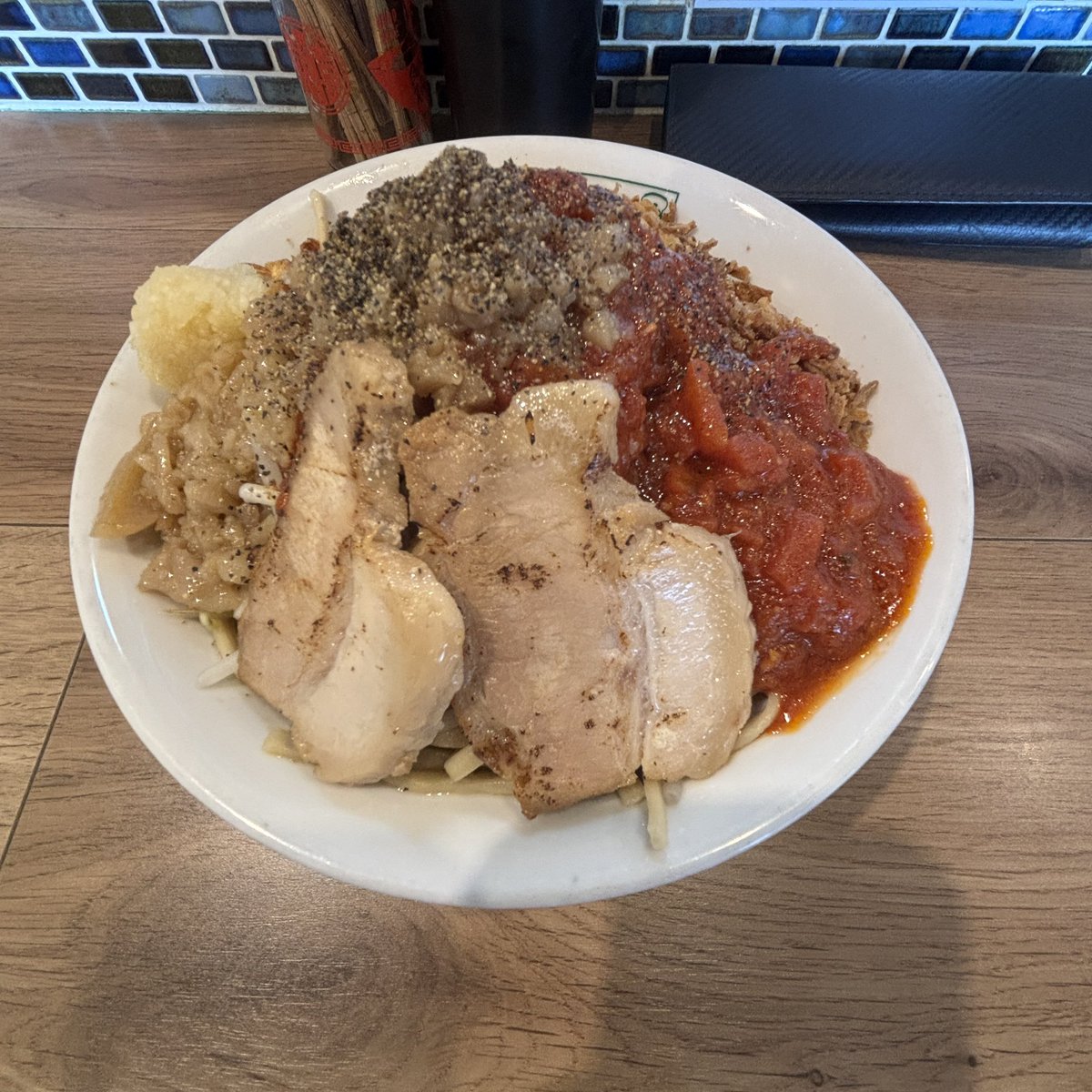 本日のラーメンは東京都羽村市のニューカッパさん『トマ二郎』

トマト系があまり好みじゃない人でもトマ二郎はガツンと食べ応えがあっておすすめ

美味すぎる