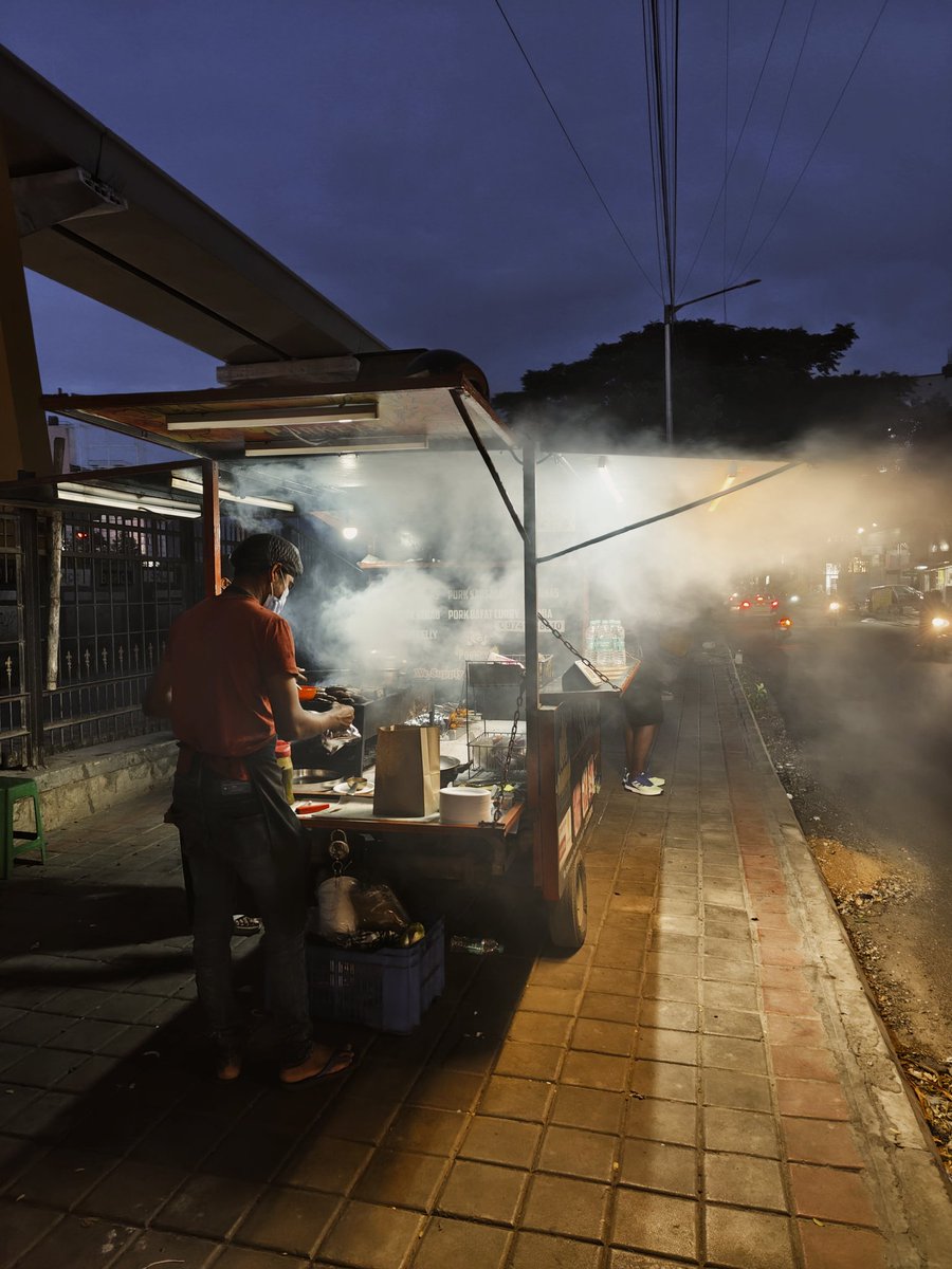 Every day, from 6.30 PM, opp IDFC Bank in Kalyan Nagar, you'll find Porkeys. They have pork kebabs (yum), pork belly, pork bafat, sausages and pork chops

The pork kebabs were the best imo 😋