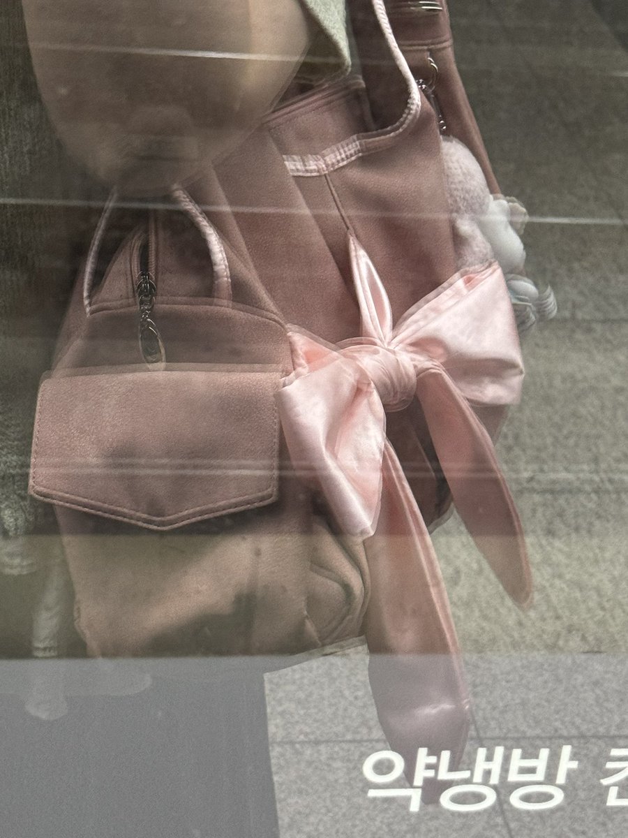 오랜만에 가방 사서 신났어 엄청귀엽고, 크고, 개많이들어가는가방💗💗💗💗💗💗 유튜부 보고 리본도 예쁘게 묶었다지