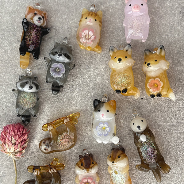 #ガラスフェス
2026年1月23日・24日開催！
会場 #KIITO

出展ブースを紹介します✨

A-90
GlassAzu 涌井梓
<a href="/AzusaGlass/">Glass_Azu ガラス作家</a>

酸素バーナー(ボロシリケイトガラス)で動物やお花をモチーフにしたアクセサリーや一輪挿し、マーブルなどを制作しています

#ランプワーク #バーナーワーク