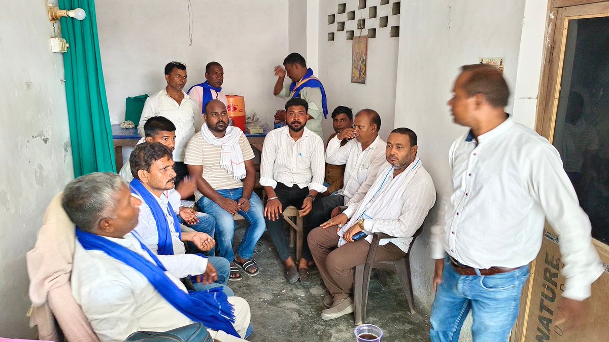 कल, दिनांक 07 जुलाई 2025 को बेल्थरा रोड विधानसभा में “प्रबुद्ध जन सम्मेलन” की तैयारियों को लेकर एक महत्वपूर्ण बैठक आयोजित की गई।

बैठक में प्रदेश संगठन सचिव एडवोकेट विनय सागर जी, मंडल प्रभारी (आजमगढ़) डॉ. राजकुमार गौतम जी, जिला अध्यक्ष अंश राव (विरु) जी सहित अन्य वरिष्ठ