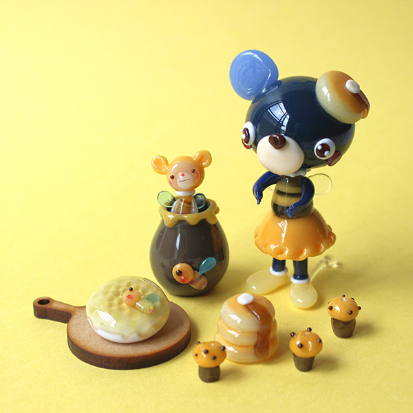 #ガラスフェス
2026年1月23日・24日開催！
会場 #KIITO

出展ブースを紹介します✨

A-95
GLASS ASOBI TOM

ポップでカラフル　
ゆかいなガラス細工の動物たちと　
その仲間たちがワクワクドキドキ　
まるで動き出しそうな街並みや世界観を
お話を妄想しながら

#ランプワーク #バーナーワーク