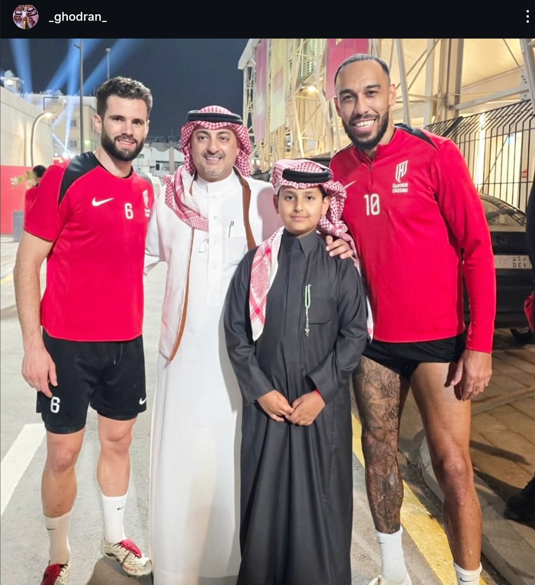 ماشاءالله صورة جميله للذكرى
انا والابن فهد غدران 
من داخل البيت القدساوي بالنادي
في احدى التدريبات الخاصة
مع ابطال نادي القادسية الموسم الماضي 
الكابتن ناتشو مدافع ريال مدريد 
وكابتن المنتخب الاسباني سابقا 
والهداف القدساوي اوباميانق 
مهاجم الارسنال سابقا .