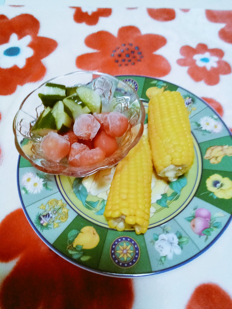O3fgK's tweet image. こんにちは👋😃3時のおやつです。ミニトマト🍅は凍らせて食べたら美味しかったです。お花はとても安く売ってました。午後も宜しくお願いします🙇♀️⤵️🙏 ̄(=∵=) ̄🍉🌽🥒🍅🌻🌼💠
