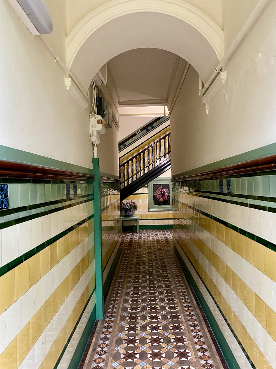 MurphyNiallGLA's tweet image. #TilesOnTuesday: Spotted this beautiful Hyndland “Super-Wally” close while passing last week. It is probably by architect John Campbell McKellar who specialised in tenements designing no less than 640 of them. The bold choice of colours, stripes and patterns is most memorable 🥰!