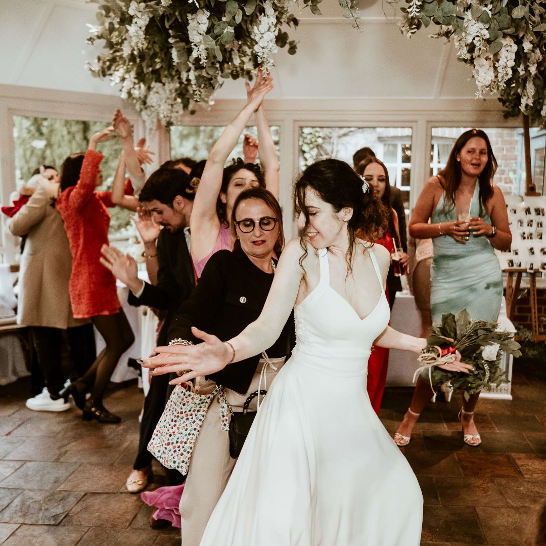 functioncentral's tweet image. The Electrics set the stage on fire at Andrea & Stefano’s wedding at @theoldmillaldermaston in Reading - the ultimate rock and pop band experience! 🔥🎸🎶
📷 @jameshatterphotography
Find out more about the band - ow.ly/ZqV650VKs88
#weddingband #weddingmusic #weddingday
