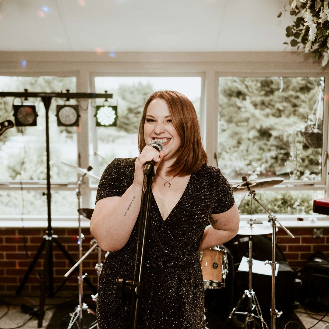 functioncentral's tweet image. The Electrics set the stage on fire at Andrea & Stefano’s wedding at @theoldmillaldermaston in Reading - the ultimate rock and pop band experience! 🔥🎸🎶
📷 @jameshatterphotography
Find out more about the band - ow.ly/ZqV650VKs88
#weddingband #weddingmusic #weddingday